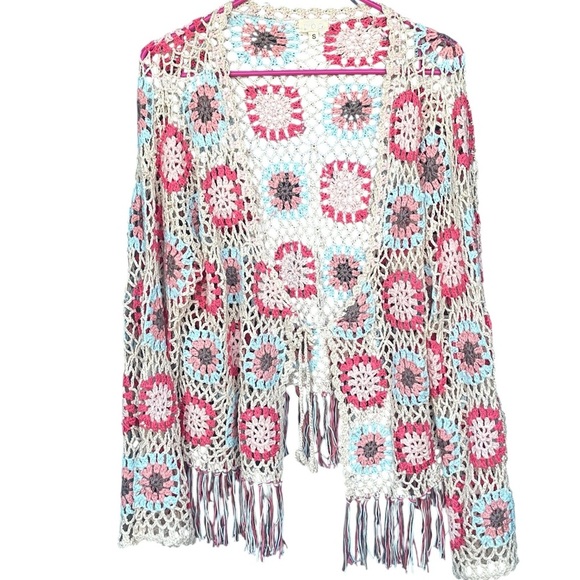 Crochet Shawl with granny square pattern and fringe with a tie closure. - Picture 4 of 8